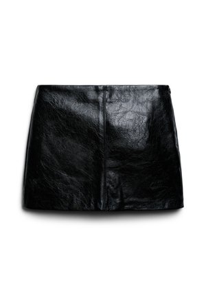 Minigonna in pelle nera lucida con dettaglio di cucitura centrale su sfondo bianco uniforme.