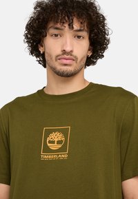Timberland STACK CAMO TEE. - T-shirt med print - dark olive