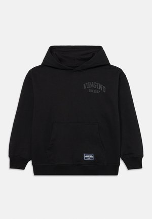 Czarna bluza z kapturem z przednią kieszenią typu kangur, tekst "VINGINO EST. 1997" na klatce piersiowej oraz mała prostokątna naszywka marki na kieszeni.