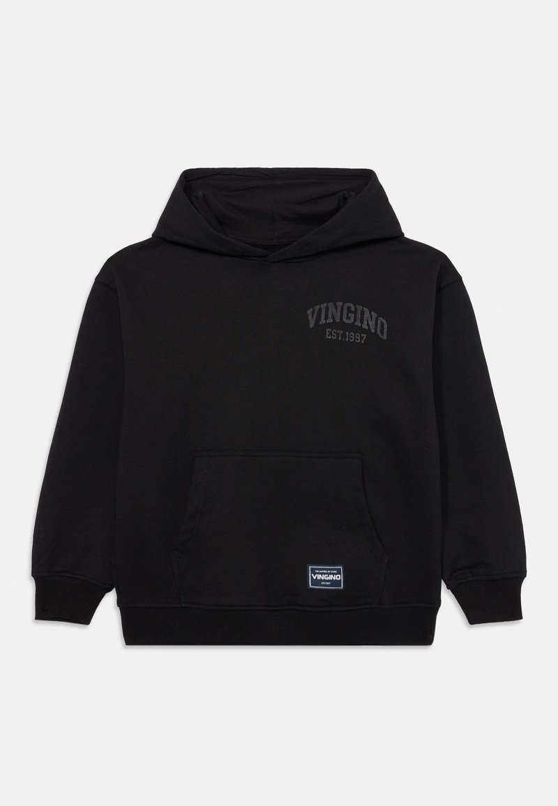Schwarzer Kapuzenpullover mit einer frontalen Kängurutasche, "VINGINO EST. 1997"-Text auf der Brust und einem kleinen rechteckigen Markenpatch auf der Tasche.