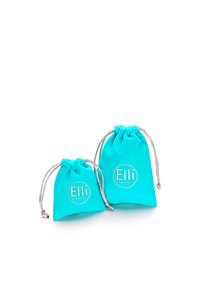 To turquoise stofposer med sølv snorelukninger. Hver har et rundt logo med teksten "Elli WE ♥ JEWELS."