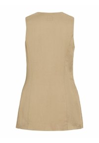 Gilet ajusté beige sans manches avec un logo brodé discret en haut au centre du dos, design sobre, légèrement évasé à l'ourlet.