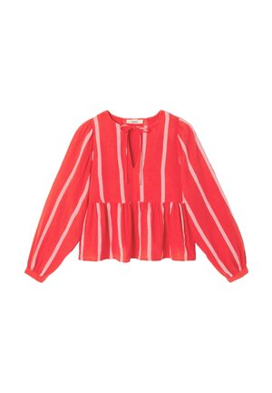 Blouse rouge à manches longues avec des rayures blanches verticales, un col en trou de serrure noué avec un nœud et un ourlet peplum froncé.