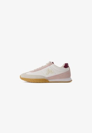 Sneaker leggere con una tomaia in pelle bianca e accenti in suede rosa, suola in gomma testurizzata e logo laterale.
