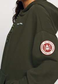 Holzweiler Felpa con cappuccio - dark green