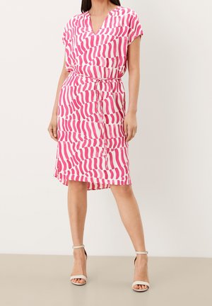 Krátký rukáv, růžové a bílé šaty s výstřihem do V a abstraktním vlnitým vzorem, s páskem v pase a délkou ke kolenům.