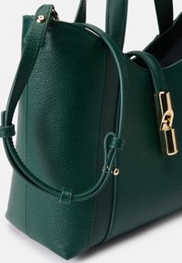 Sac à main en cuir textured vert avec une forme structurée, quincaillerie dorée et doubles poignées. Présente un accent lisse sur le côté.