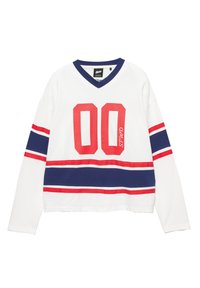 Fehér V-nyakú hosszú ujjú ing, vörös és tengerészkék csíkos mintával, valamint vastag piros "00" számmal. Puha pamut anyagból.