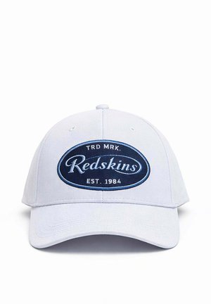 Casquette de baseball blanche avec un patch ovale bleu brodé "TRD MRK. Redskins EST. 1984" sur le devant.