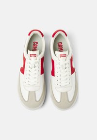 Adidași din piele albă cu accente din suede roșu, având vârf rotund, șireturi plate și o talpă interioară căptușită. Detalii cusute pe partea superioară.
