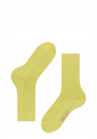 Limegrüne Socken mit glatter Textur; Knöchel- und Crew-Längen zusammen präsentiert; Markeninformationen auf den Sohlen.