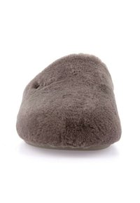 Pantofole in peluche grigio con forma arrotondata e texture morbida. Presentano una suola liscia e una superficie superiore accogliente e pelosa.