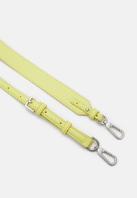 Calvin Klein MUST SHOULDER BAG - Taška s příčným popruhem - citrus