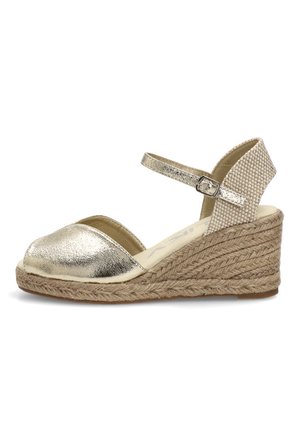 Sandalia alpargata de cuña con puntera metálica dorada, parte trasera tejida, correa ajustable en el tobillo y suela plataforma trenzada de yute.