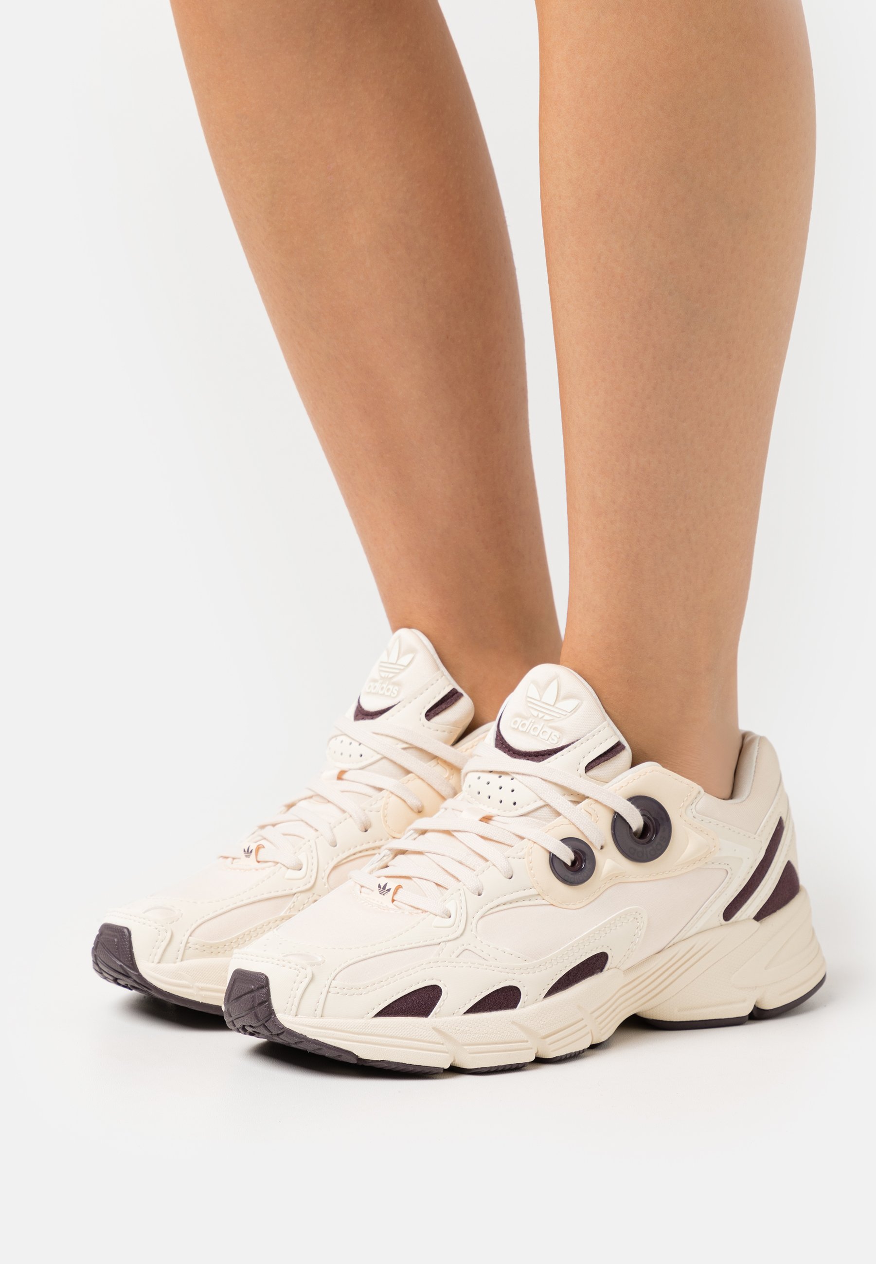 adidas astir sneakers beige