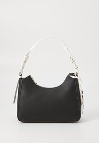 Borsa nera con finitura testurizzata, forma curva e una tracolla bianca regolabile. Presenta una chiusura con zip e accessori decorativi.