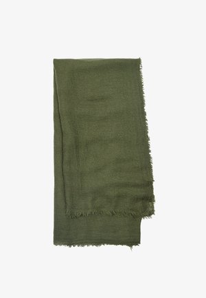 Oliwkowy, pleciony szal o miękkiej teksturze, z frędzlami i w kształcie prostokąta, idealny do zakładania w warstwach lub owijania.