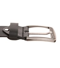 Fekete bőr öv fémből készült téglalap alakú csattal. A csat sima felülettel rendelkezik, és a bőrön egy plusz patent rész található.