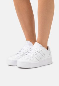 adidas Originals FORUM BOLD STRIPES  - Sportbačiai - footwear white