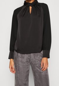 Anna Field Pusero - black