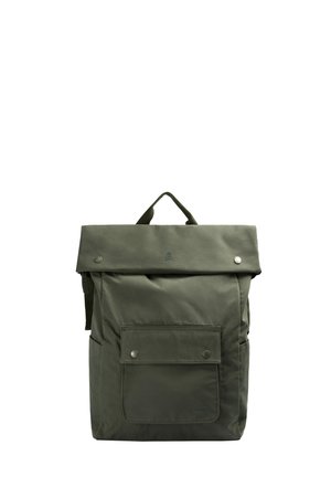 Mochila de color verde oliva con cierre enrollable, bolsillo frontal con botón a presión y asa superior para llevar, diseñada para uso casual o al aire libre.