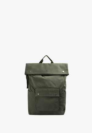 Mochila de color verde oliva con cierre enrollable, bolsillo frontal con botón a presión y asa superior para llevar, diseñada para uso casual o al aire libre.