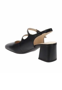 Zapato de cuero negro con punta redonda, diseño recortado, correa ajustable en el tobillo y tacón cuadrado. Textura suave con un acabado mate.