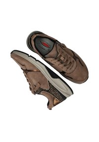 Bruine suède sneakers met een zwarte en gouden textuuraccent, vetersluiting en dikke witte zool. Opvallend logo binnenin de schoen.