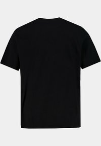 Camiseta de algodón negra con cuello redondo, mangas cortas y un diseño de color sólido. La parte trasera es lisa, sin gráficos ni adornos.