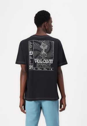 Sort bomulds t-shirt med et grafisk design på ryggen, som har hvid tekst og illustrationer, kortærmede og kontraststikning.