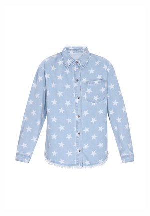 Cămașă din denim albastru deschis, cu un model de stele albe, cu închidere prin butoni, guler, buzunar pe partea stângă a pieptului și detalii de tiv nepuni.