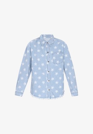 Cămașă din denim albastru deschis, cu un model de stele albe, cu închidere prin butoni, guler, buzunar pe partea stângă a pieptului și detalii de tiv nepuni.
