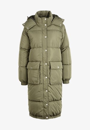 Dlouhý, nadýchaný olivově zelený kabát s vysokým límcem, patentkami a dvěma předními kapsami. Má elastické manžety a prošívanou texturu.
