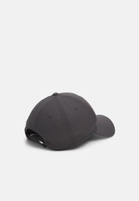 Gorra de béisbol gris oscuro con una corona estructurada, textura de malla, visera curvada, correa ajustable en la parte posterior y ojales de ventilación.