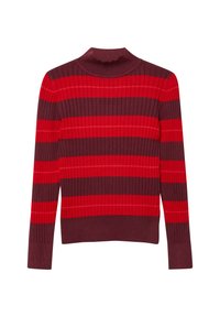 Czerwony i ciemny burgundowy sweter typu turtleneck w paski, z długimi rękawami i falbankowanym dekoltem, charakteryzujący się dopasowanym krojem i teksturowanym materiałem.