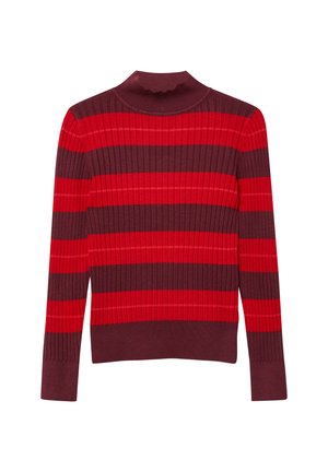 Czerwony i ciemny burgundowy sweter typu turtleneck w paski, z długimi rękawami i falbankowanym dekoltem, charakteryzujący się dopasowanym krojem i teksturowanym materiałem.
