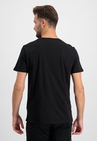 Must have musta lühikeste varrukatega t-särk, mis on valmistatud puuvillast, ümar kaelus ja lihtne disain, lõdva istuvuse ja pehme tekstuuriga.