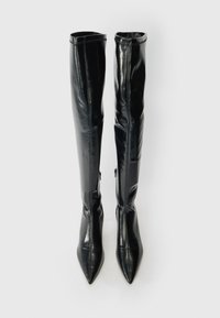 Knestøvlene i svart lær med spiss tå, har en glatt tekstur, frontglidelåsdetalj og en kroppsnær design.