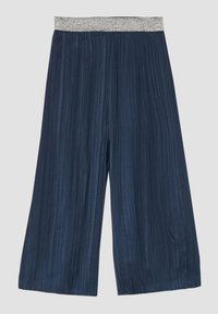 Wijde broekspijpen in donkerblauw, met plooien en een metallic zilveren tailleband. Gladde textuur met een vloeiende drape.