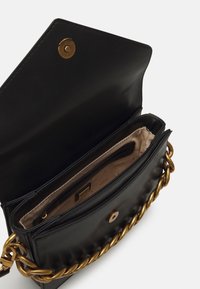 Guess RETOUR TOP HANDLE FLAP - Håndveske - black