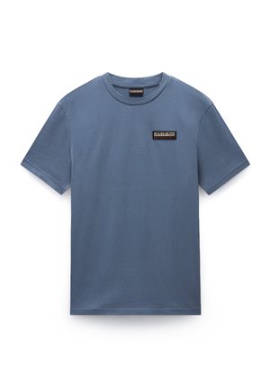 Blaues Baumwoll-T-Shirt mit Rundhalsausschnitt, kurzen Ärmeln und einem kleinen schwarz-weißen Logopatch auf der Brust. Angenehme Textur, gerader Saum.