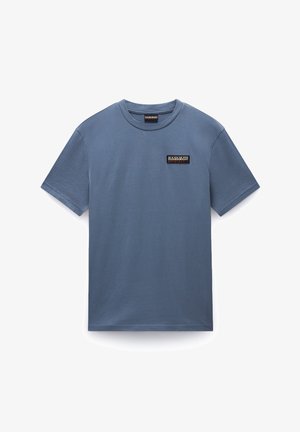 Blå bomull t-shirt med rund halsringning, korta ärmar och en liten svart och vit logotyp på bröstet. Slät textur, rak nederkant.