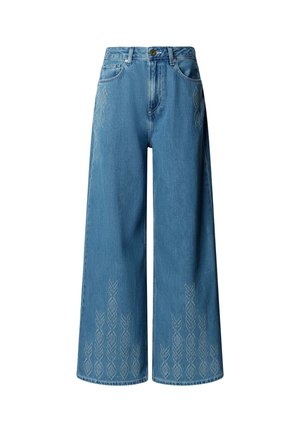 Blaue Jeans mit weitem Bein aus Denim, bestickt mit geometrischen Mustern auf den vorderen Oberschenkeln und unteren Beinen, mit Fronttaschen und Knopfverschluss.