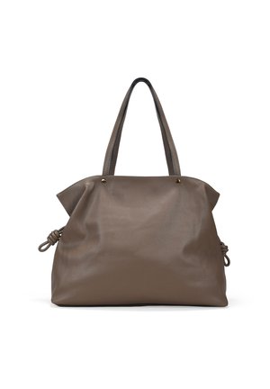 Bolsa tote de cuero marrón con una textura suave, que presenta dos asas superiores y acentos anudados a los lados, de forma estructurada pero flexible.