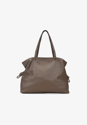 Bolsa tote de cuero marrón con una textura suave, que presenta dos asas superiores y acentos anudados a los lados, de forma estructurada pero flexible.