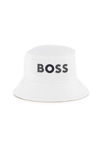 Cappellino a secchiello bianco in cotone con parte superiore rotonda e ampia visiera, avente la scritta "BOSS" in caratteri neri in grassetto.