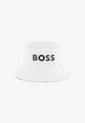 Witte katoenen emmerhoed met een afgeronde top en brede rand, met het woord "BOSS" in vet zwart lettertype.