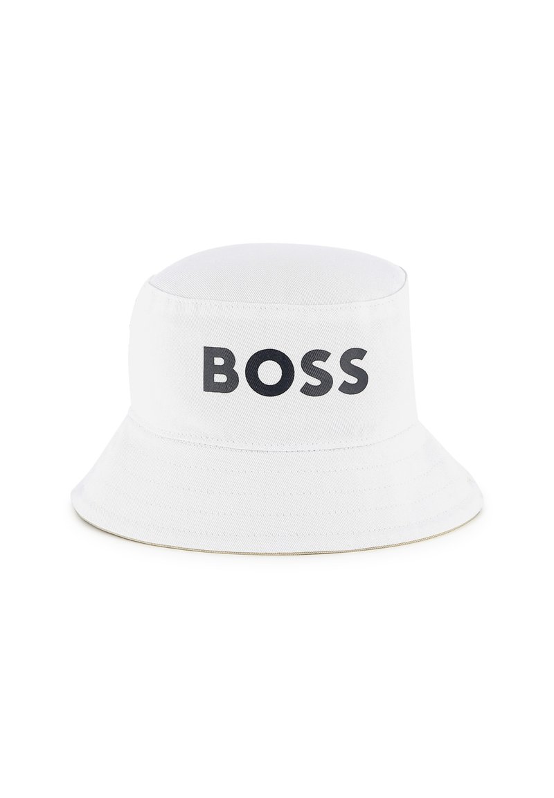 Cappellino a secchiello bianco in cotone con parte superiore rotonda e ampia visiera, avente la scritta "BOSS" in caratteri neri in grassetto.