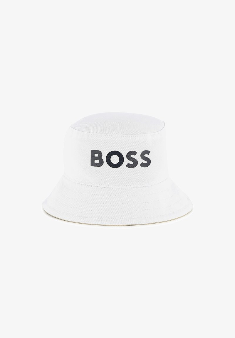 Chapeau de seau en coton blanc avec un dessus arrondi et un large bord, arborant le mot "BOSS" en lettres noires en gras.