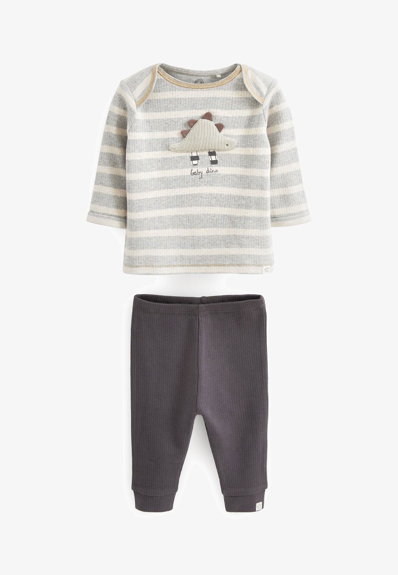 Tricou cu mânecă lungă în dungi gri și crem, cu aplicație de dinozaur; asortat cu pantaloni negri cu nervuri, având tivuri îndoite.